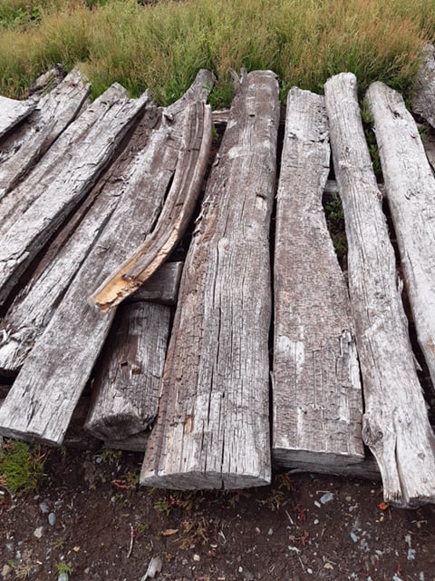 Geborgene Bohlen des Moorwegs. Foto: M. Reimann.