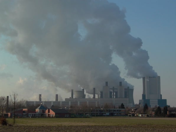 Bild 8: Eindrucksvolle Wasserdampfwolken über dem Braunkohlekraftwerk Niederaußem im niederrheinischen Braunkohlerevier