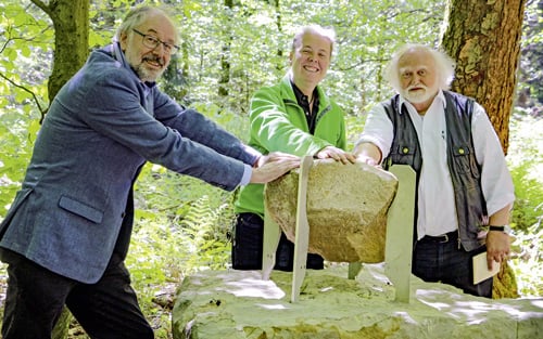  	  Aufstellung des Schweden-Findlings am Deisterkamm